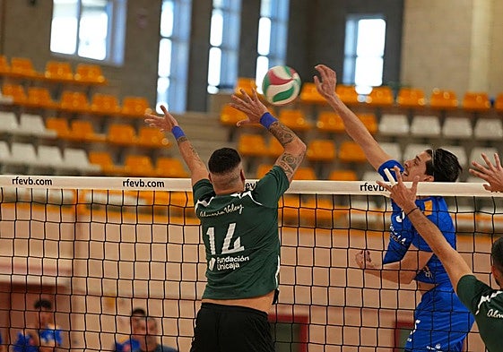 Borja Ruiz intenta frenar el ataque melillense.