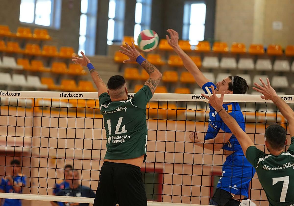 Borja Ruiz intenta frenar el ataque melillense.