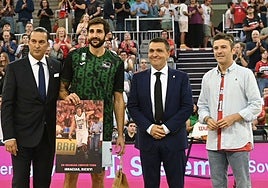 Ricky Rubio recibe su placa honorífica en su regreso a Granada.