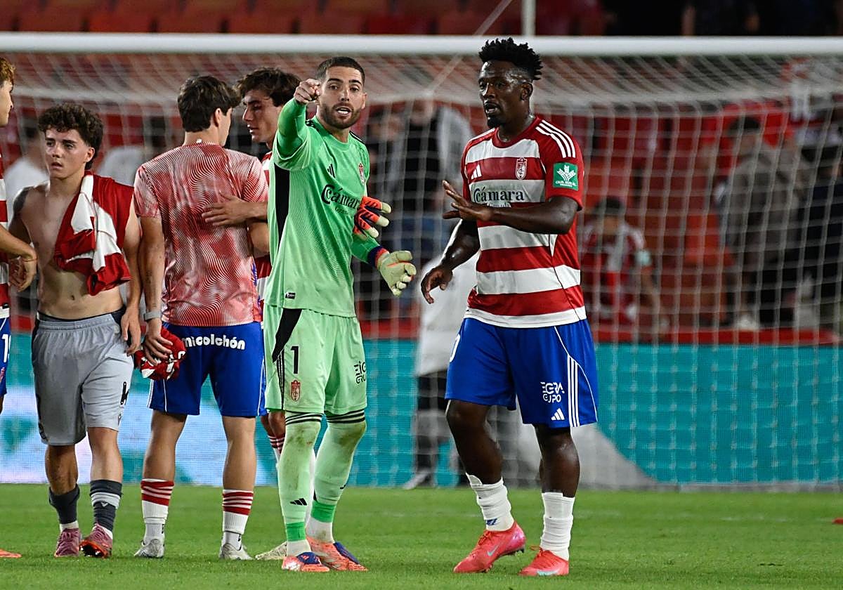 Luca avisa a Bouldini de la celebración con la grada de animación.