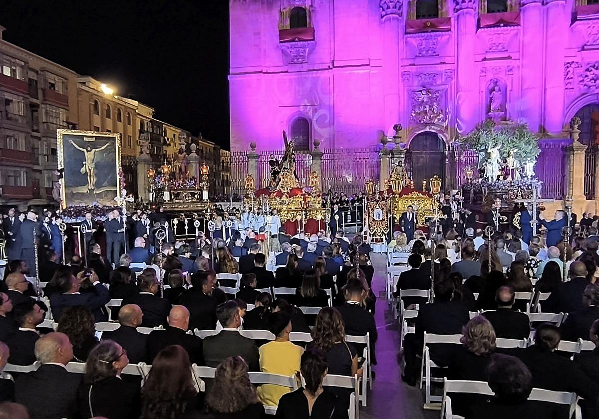 Imágenes que representan los misterios dolorosos, en la plaza de Santa María.