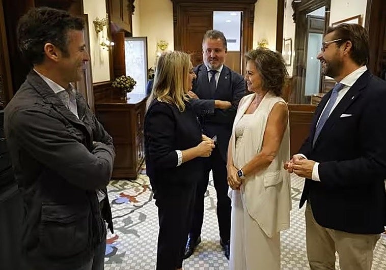 La consejera de Sostenibilidad y Medio Ambiente de la Junta de Andalucía, Catalina García, realiza una visita institucional al Ayuntamiento de Granada, donde se reúne con la alcaldesa del municipio, Marifrán Carazo.