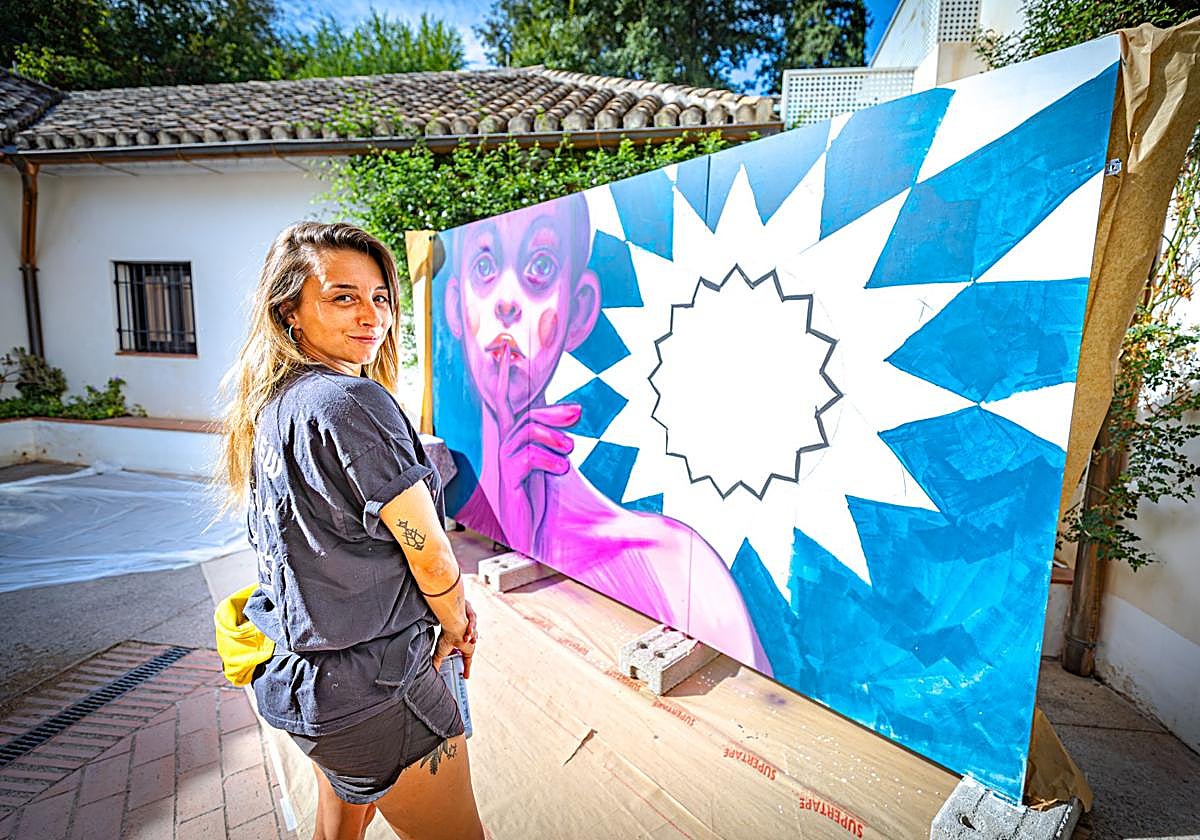 Verónica Soto posa ante el mural que pinta en la Casa de la Mimbre.