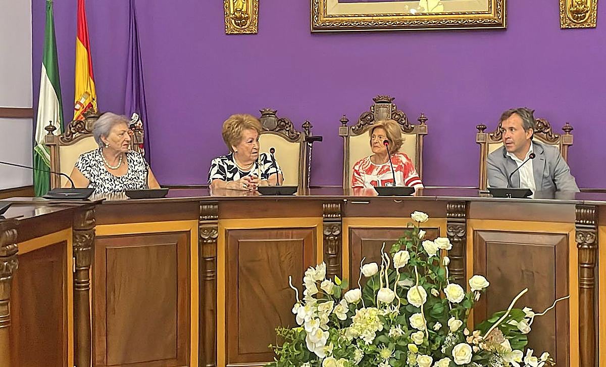 Algunas de las visitantes en el salón de plenos con el alcalde, Julio Millán.