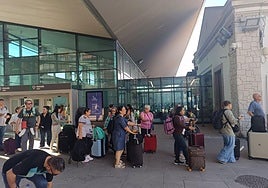Cola de la parada del taxi junto a la puerta de la estación de Andaluces.