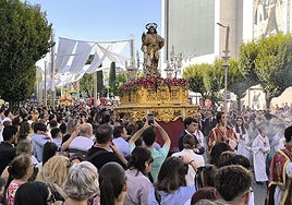 El Sagrado Corazón de Jesús iniciando su recorrido en la procesión Magna.