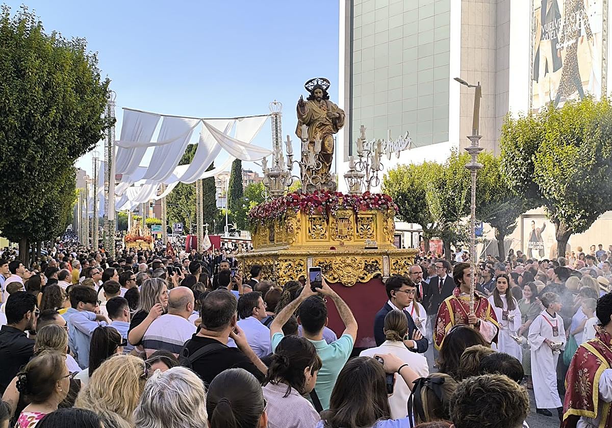 El Sagrado Corazón de Jesús iniciando su recorrido en la procesión Magna.
