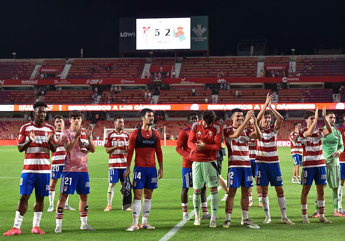 Los jugadores del Granada, al final del partido en Los Cármenes.