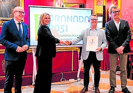 Marifrán Carazo y Ludovic Thilly, tras la firma del apoyo.