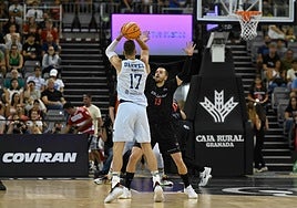 Acción defensiva del Covirán en el partido ante el Joventut.