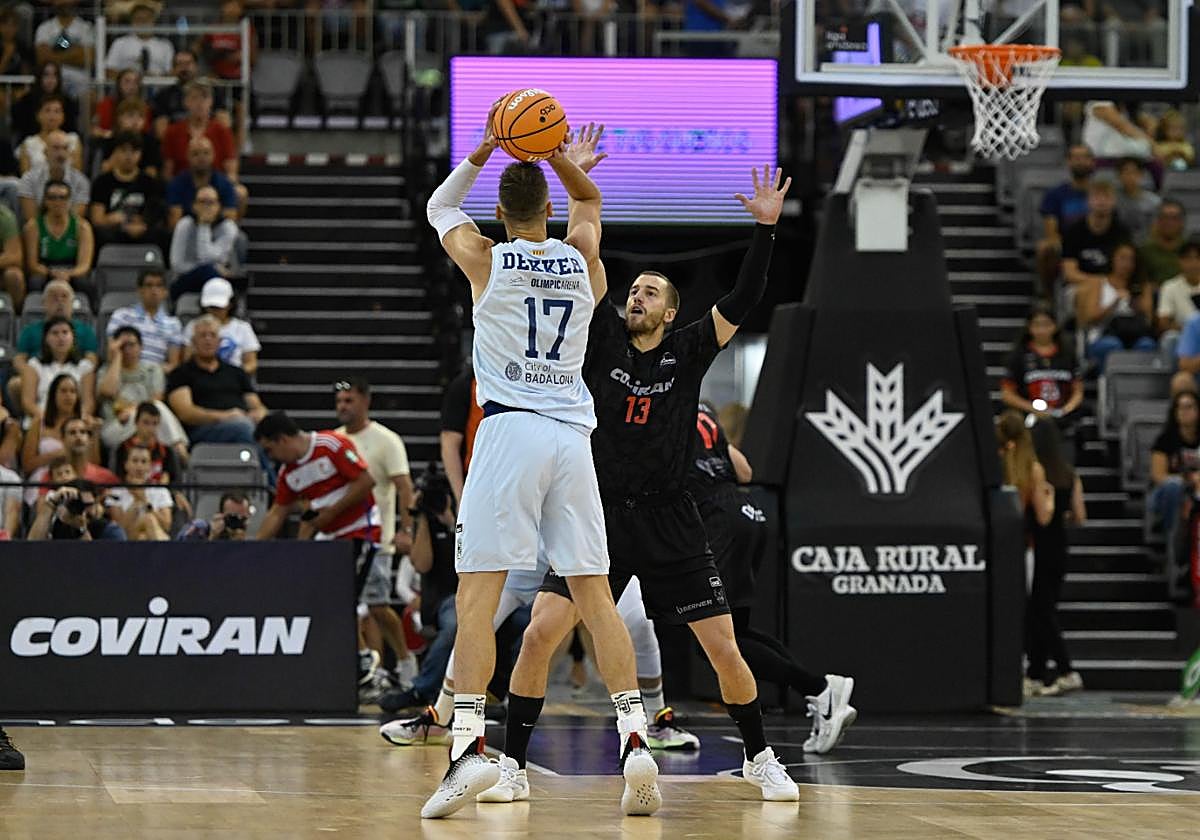 Acción defensiva del Covirán en el partido ante el Joventut.
