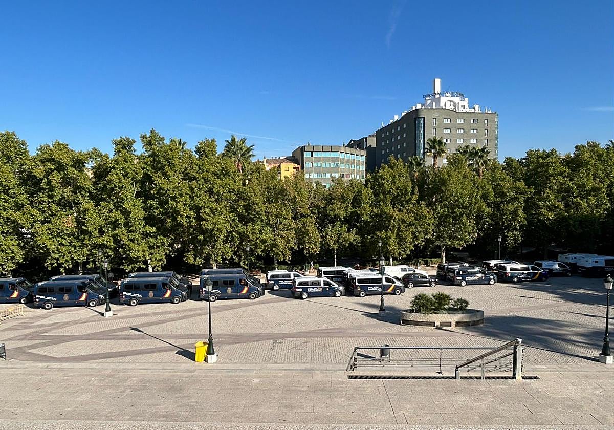 Decenas de vehículos de la Policía Nacional ocupaban la explanada de la Policía Nacional.