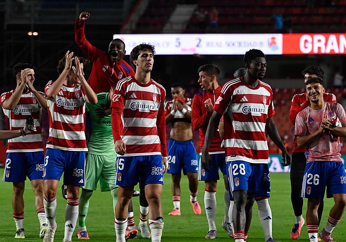 Los jugadores del Granada saludan a la afición de Los Cármenes tras vencer a la Real Sociedad B.