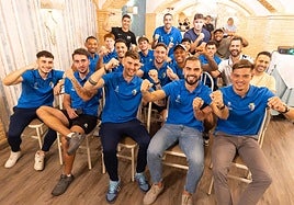 Jugadores, cuerpo técnico y trabajadores del Maracena posan tras conocer su cruce con el Valencia.