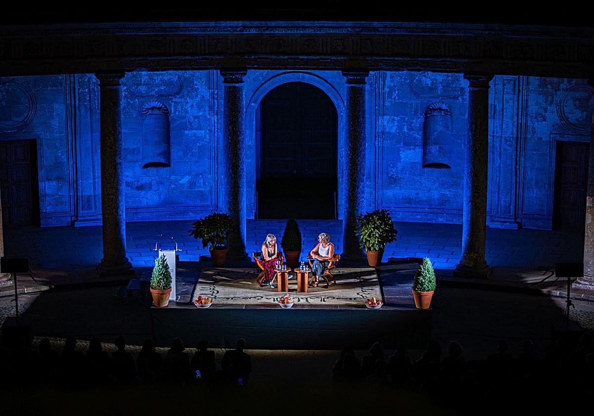 Mariana Enríquez y Gracia Morales, con la noche alhambreña como fondo, en la clausura de cultur_ALH.