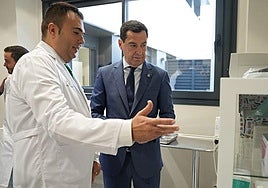 Juanma Moreno, en el ambulatorio de Piedras Redondas.