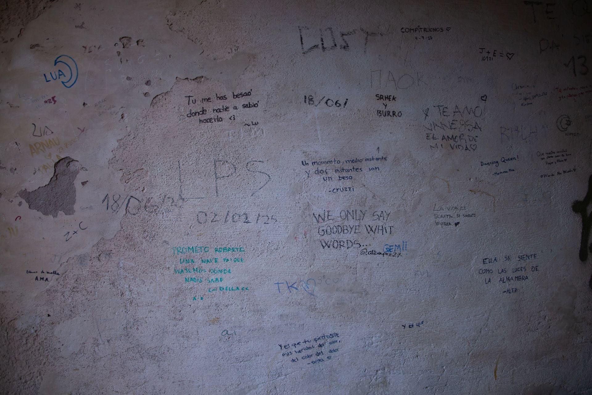 Imagen secundaria 2 - Trabajos de limpieza en el patrimonio | Algunas de las pintadas que afeaban el entorno protegido