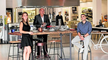 El presidente de la compañía, José Luis Carranza, con sus hijos Paula y Miguel Ángel, la cuarta generación en el negocio familiar.