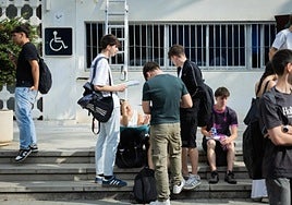 Alumnos de Selectividad repasan antes de uno de los exámenes de este año.