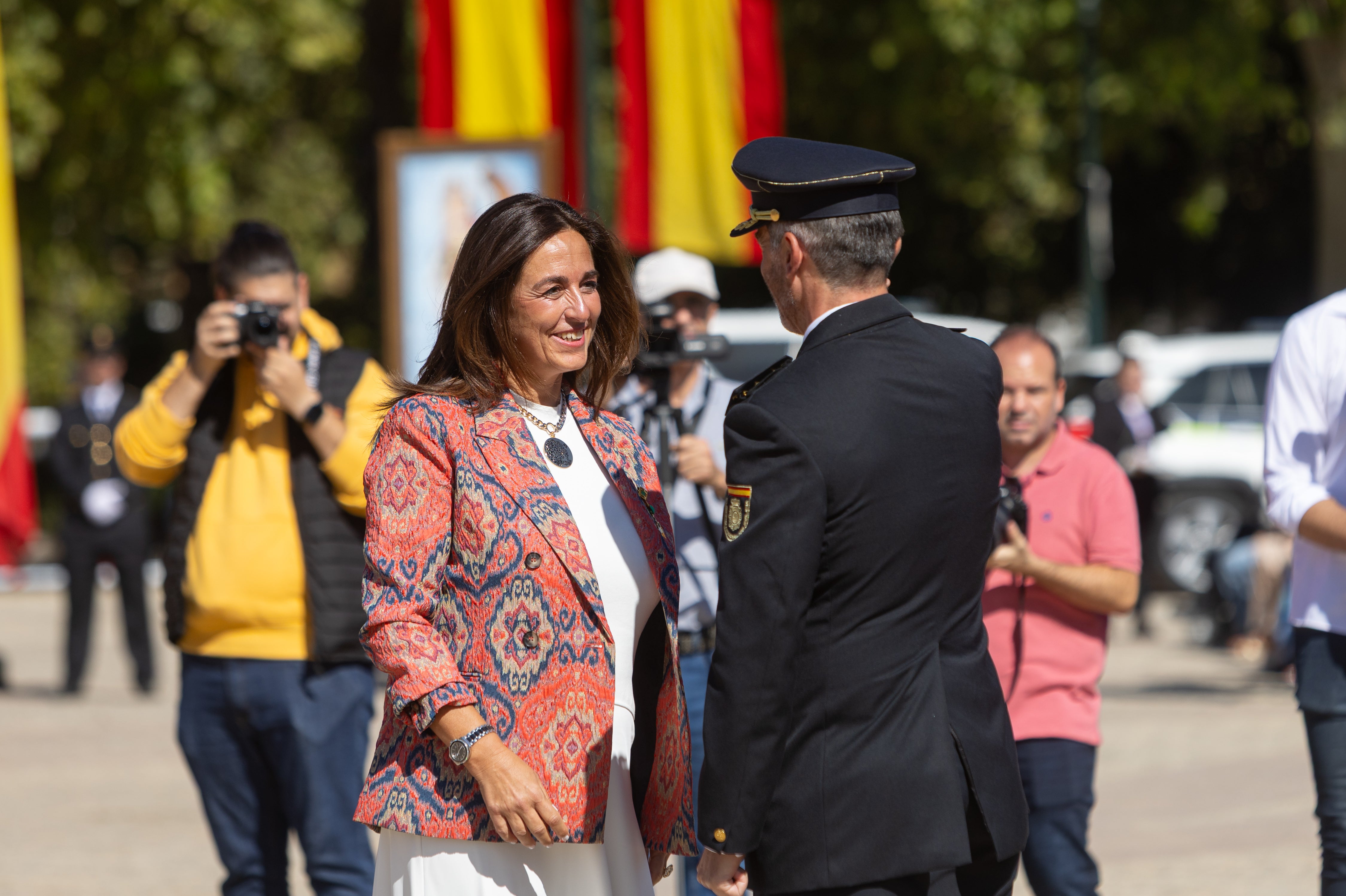 Imagen secundaria 2 - Francisco Cándido López Tello, agente jubilado de 83 años, fue homenajeado, y María del Pilar Gozález, secretaria general de la Subdelegación del Gobieno, fue distinguida.
