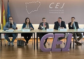 Imagen de la reunión encabezada por Julio Millán y Bartolomé González.