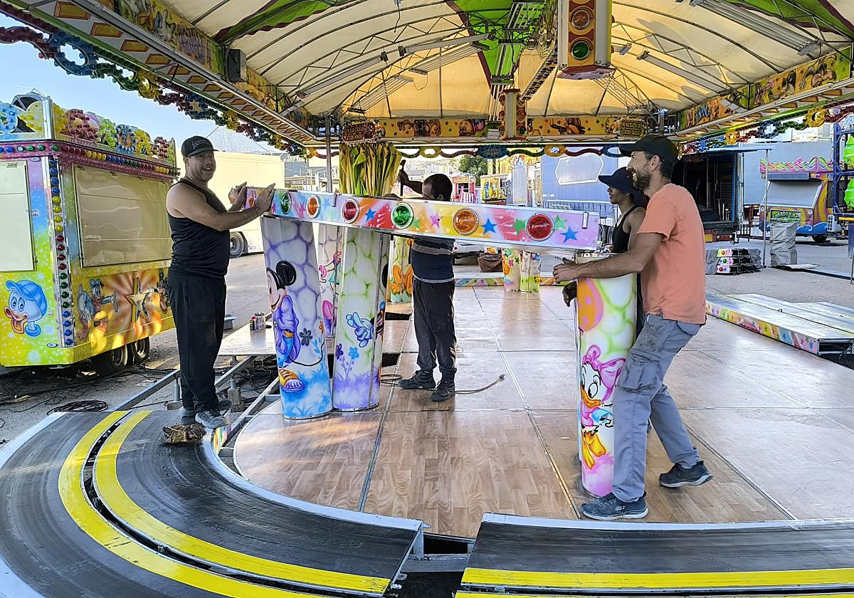 Montando una de las atracciones.