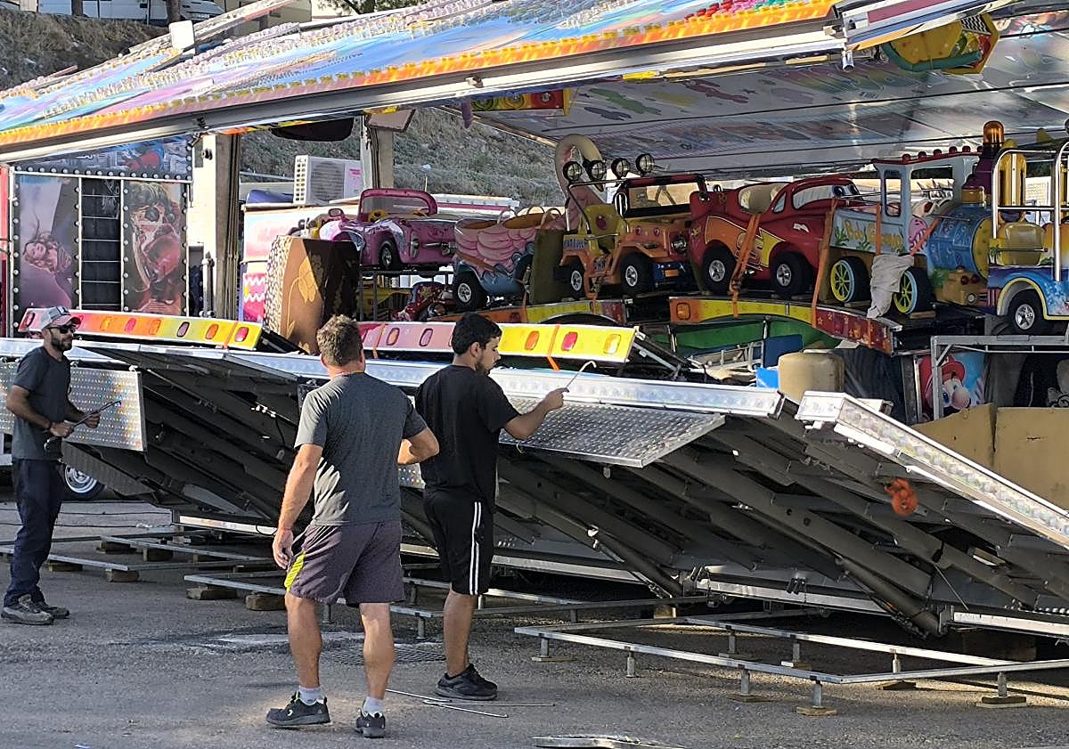 Imagen principal - A contrarreloj: feriantes y caseteros trabajan para levantar el recinto ferial de Jaén