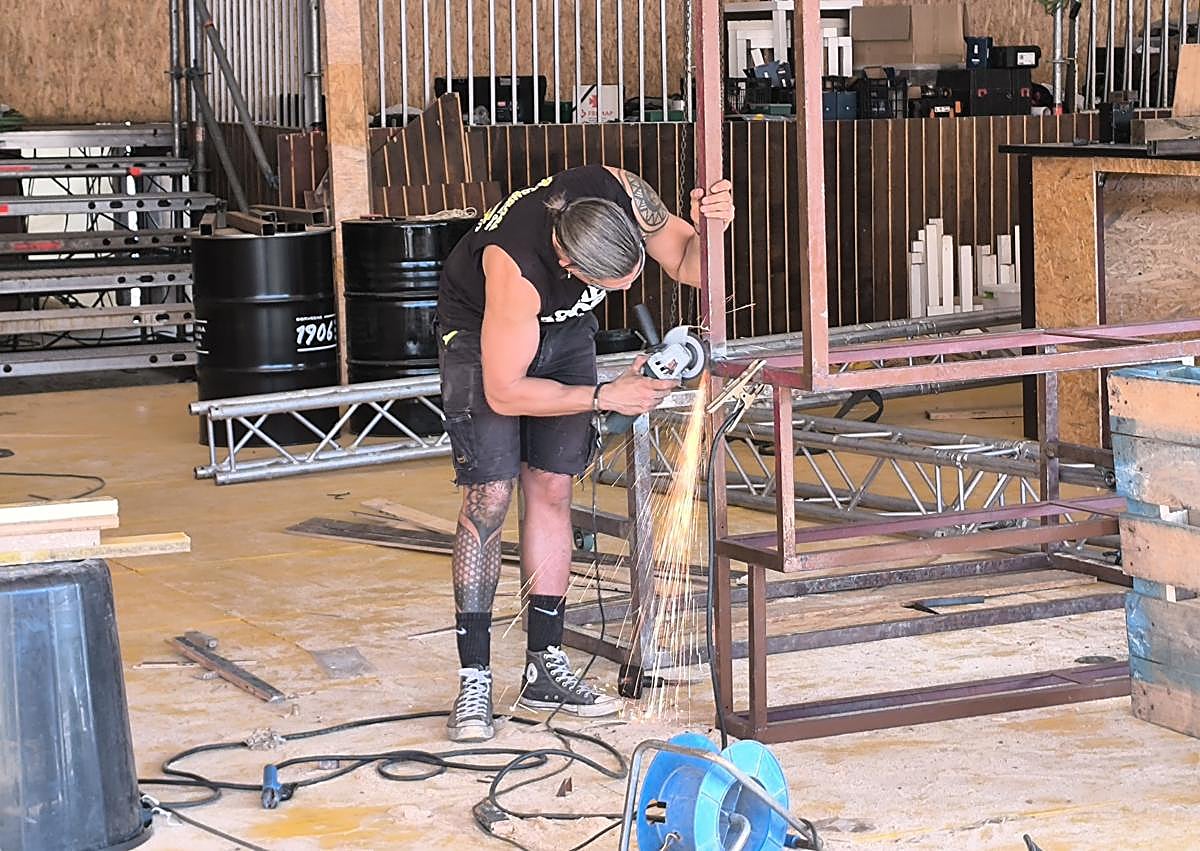 Imagen secundaria 1 - A contrarreloj: feriantes y caseteros trabajan para levantar el recinto ferial de Jaén