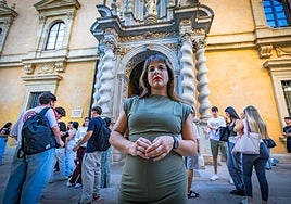 Cristina Morales, ante la puerta de la Facultad de Derecho de la UGR, donde estudió.