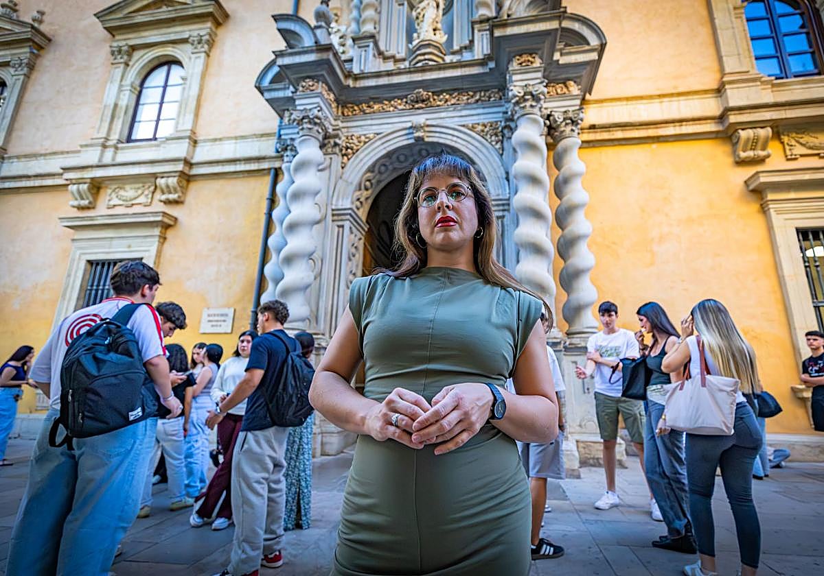 Cristina Morales, ante la puerta de la Facultad de Derecho de la UGR, donde estudió.