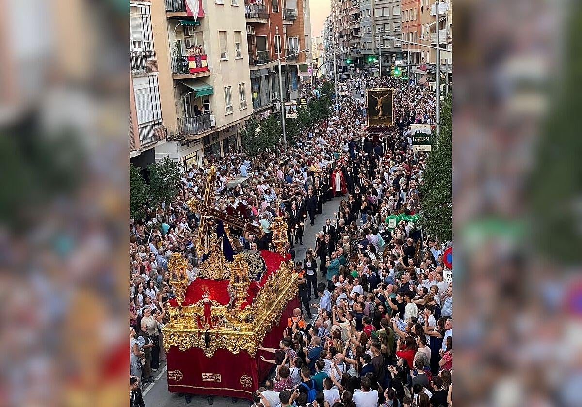 'El Abuelo' y el Cristo del Consuelo de Cazorla, a su paso por la calle Virgen de la Capilla.