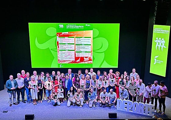 Foto de familia de los premiados.