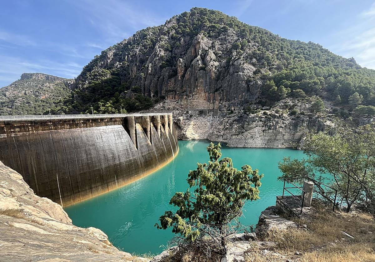 Vista del pantano del Quiebrajano a finales de septiembre.