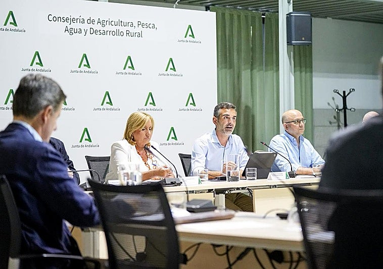 El consejero de Agricultura, Pesca, Agua y Desarrollo Rural, Ramón Fernández-Pacheco, antes de comenzar este espacio de encuentro.