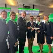 CEO de Transavia con el presidente de la Diputación y miembros de la tripulación, en el estreno del vuelo.