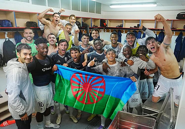 Celebración en el vestuario de Huesca, sin Hongla.