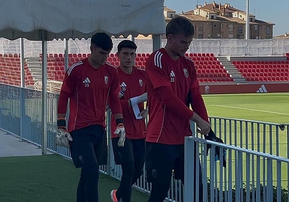 Iker García, entre sus compañeros Jesús y Bohdan, al salir al entrenamiento.