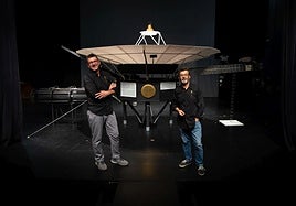 José Salvador y Antonio posan junto a la réplica de la Voyager que se podrá ver durante los meses de octubre y noviembre en el Teatro de Armilla.