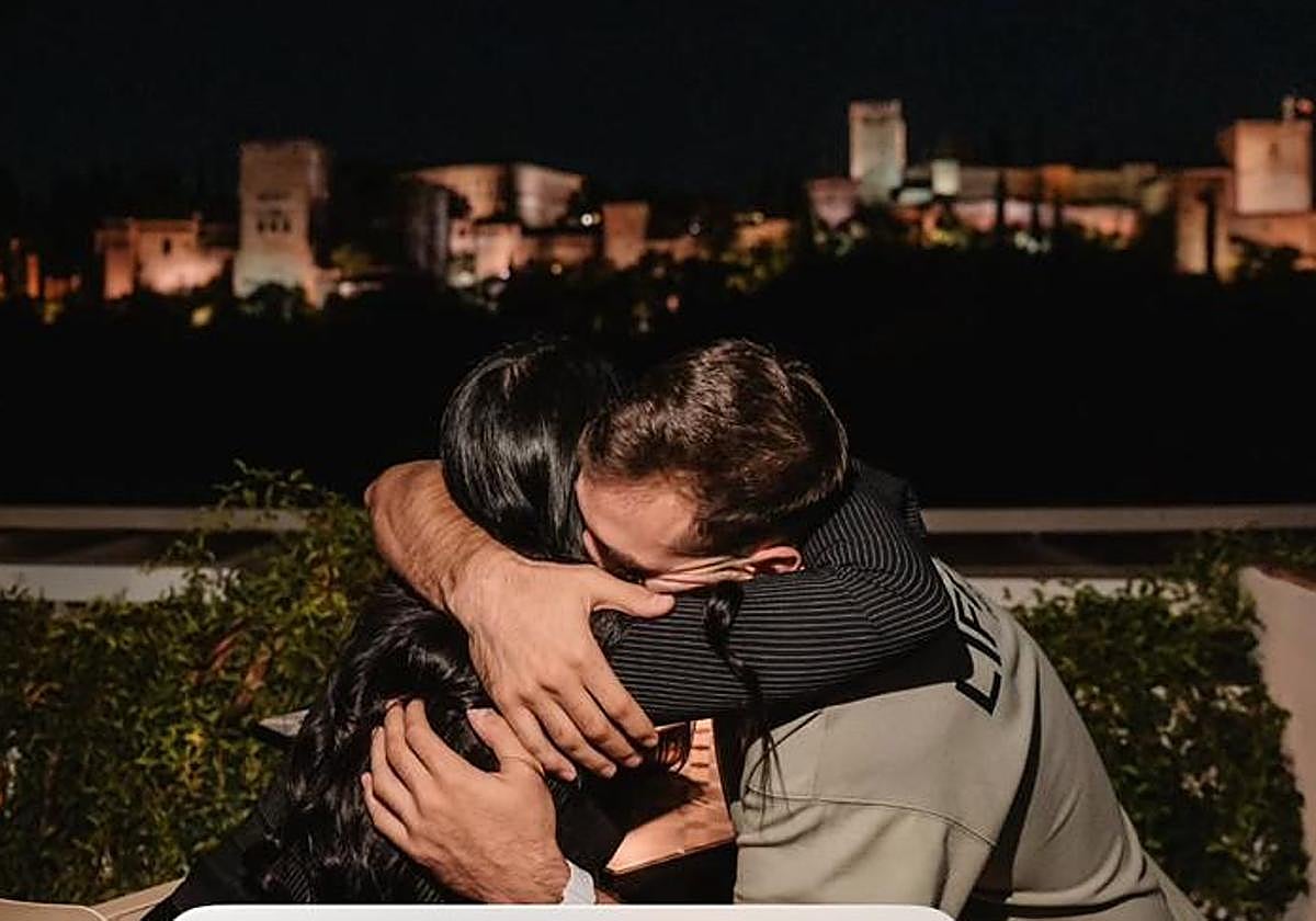 Jovan Kljajic abraza a su prometida con vistas a la Alhambra.