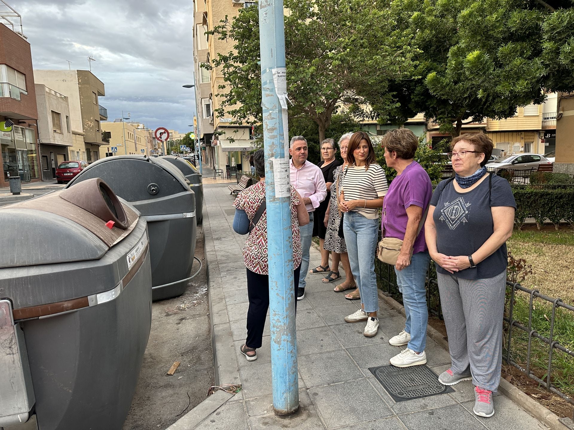 Imagen de vecinos de Regiones junto a un área de contenedores.