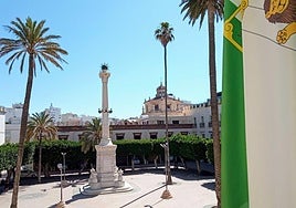 Cenotafio de Los Coloraos, en la plaza de la Constitución.