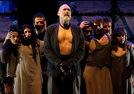 Daniel Albaladejo, en el cenro, con el resto del reparto.