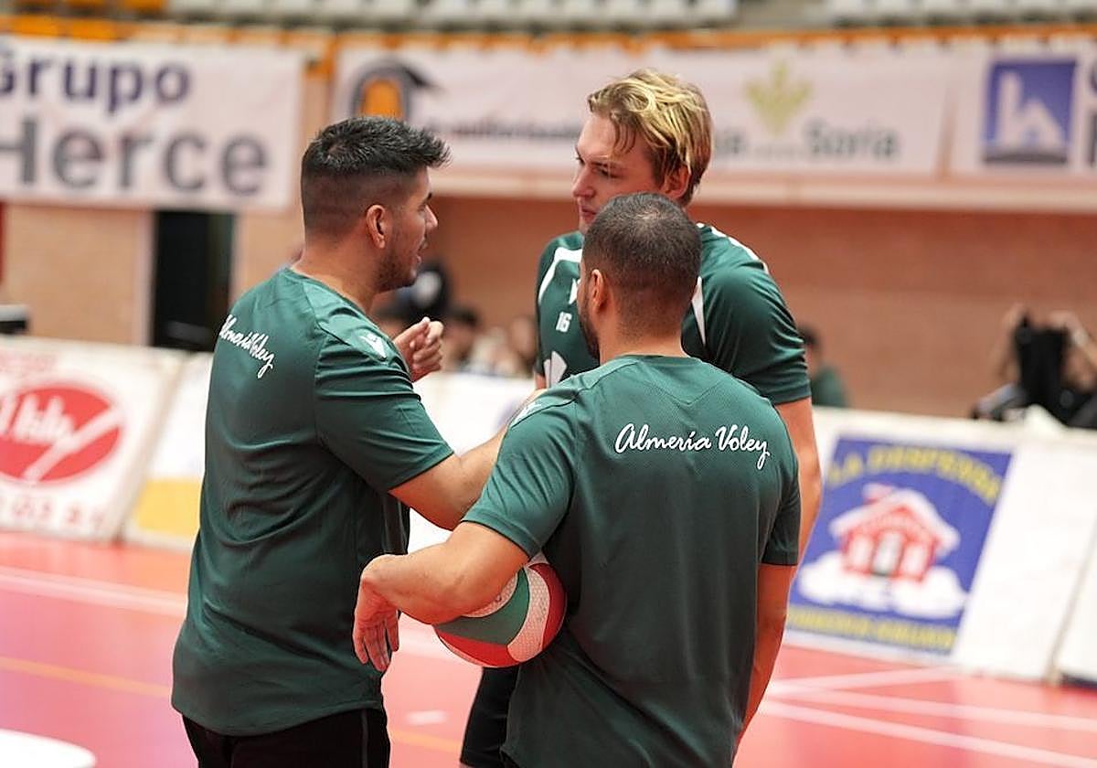 Anrés Portero habla con Räsänen, en presencia de Jorge Soriano.