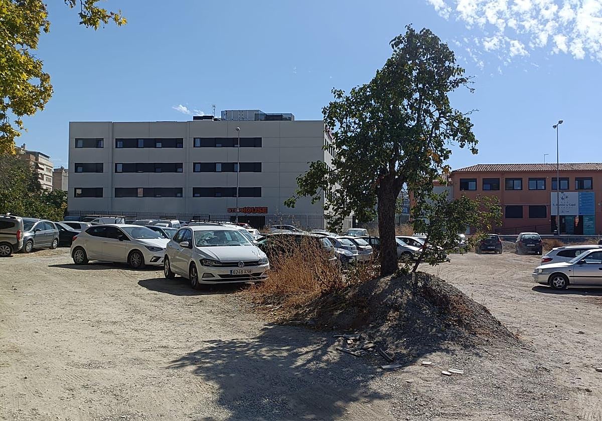 La entrada al solar está sin vallar, lo que permite el acceso y hace que se encuentre lleno de vehículos durante todo el día.