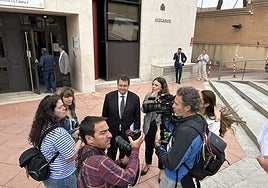 El abogado de Juana Rivas, Carlos Aránguez, ha declarado ante los medios para asegurar que tratará de que se valore en España los presuntos malos tratos