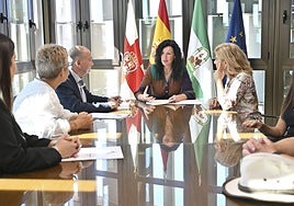 Reunión en la Alcaldía para la firma de los acuerdos.