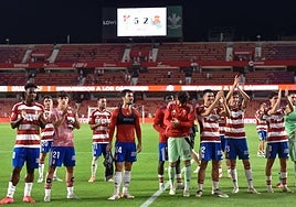 Los futbolistas del Granada celebran la victoria sobre la Real Sociedad B con la grada de animación.