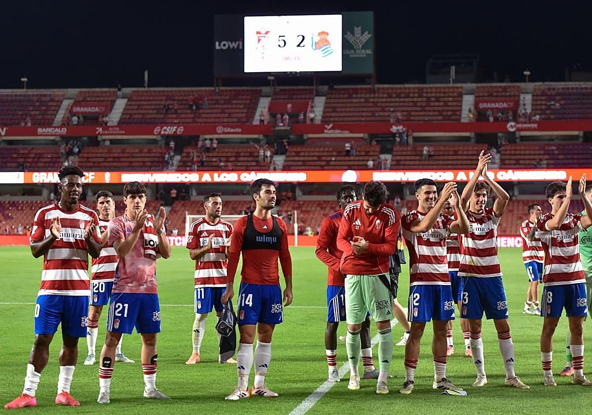 Los futbolistas del Granada celebran la victoria sobre la Real Sociedad B con la grada de animación.
