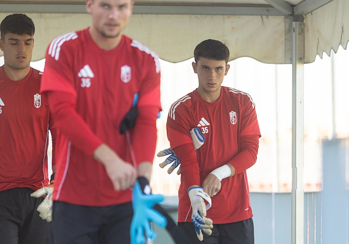 Iker García, a la derecha, junto a Bohdan y Jesús, dispuestos a entrenar con el primer equipo.