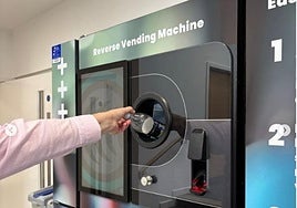 Conoce las máquinas expendedoras que te dan dinero si introduces un recipiente.